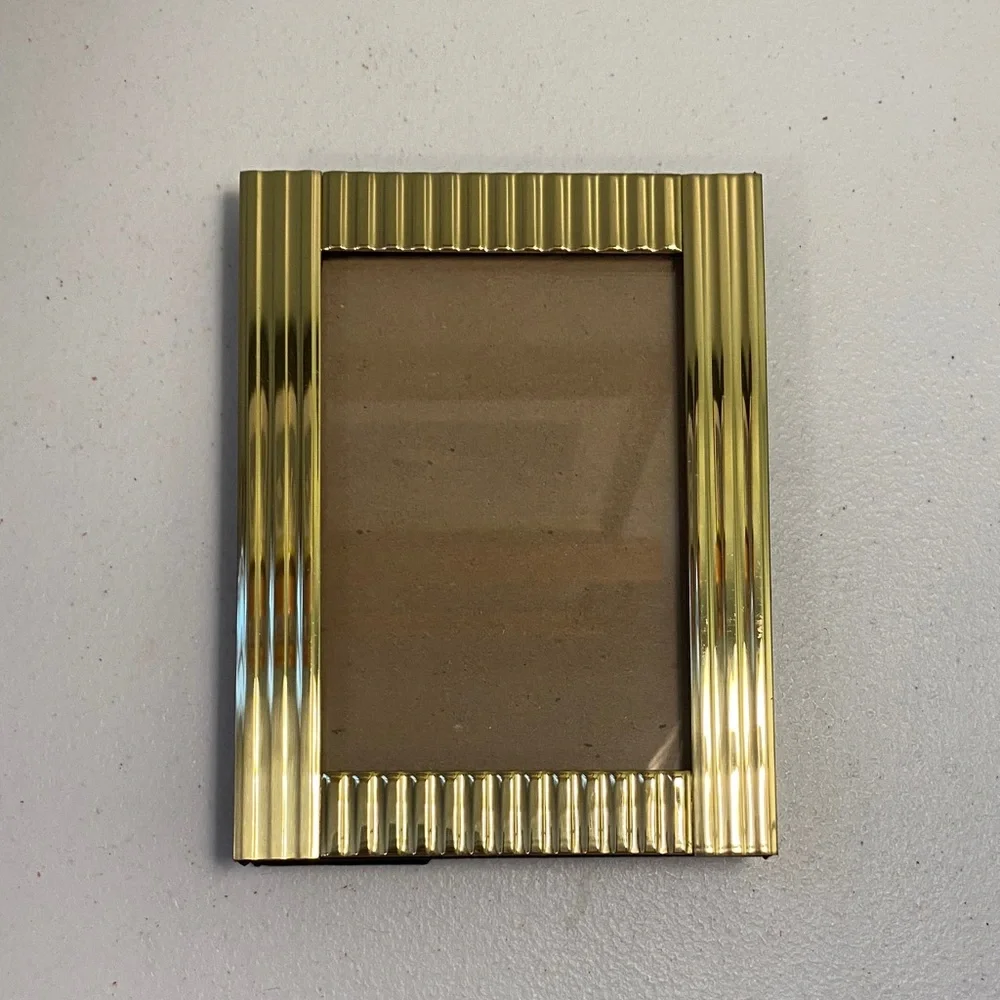 Elegant Gold Tone Ribbed Texture Picture Frame